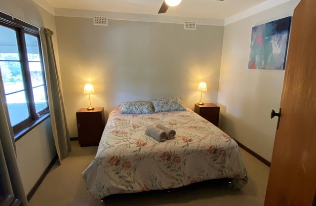 Lovely vintage home right in the Margaret River town center. Dog friendly!n