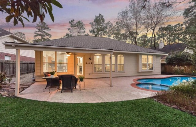 Lovely Woodlands home w/heated pool and spa!