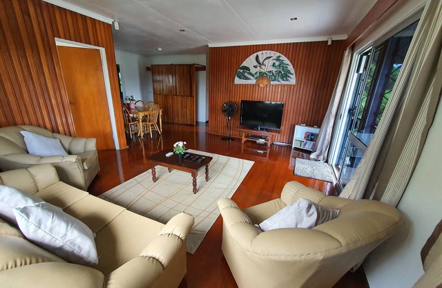 Loverly 3 Bedroom rental pool outdoor area 3 mins from the city