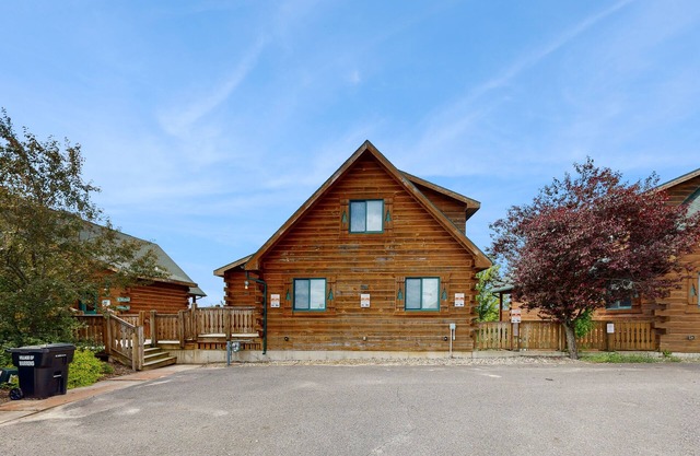 Lower-Level duplex, adventure retreat with fire pit, patio, & WIF