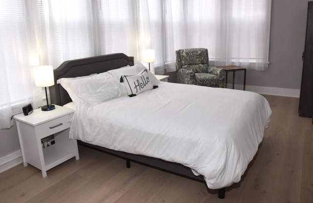 Lower Level HUGE 2 Bedroom Apartment Pet Friendly and Free Laundry in Unit