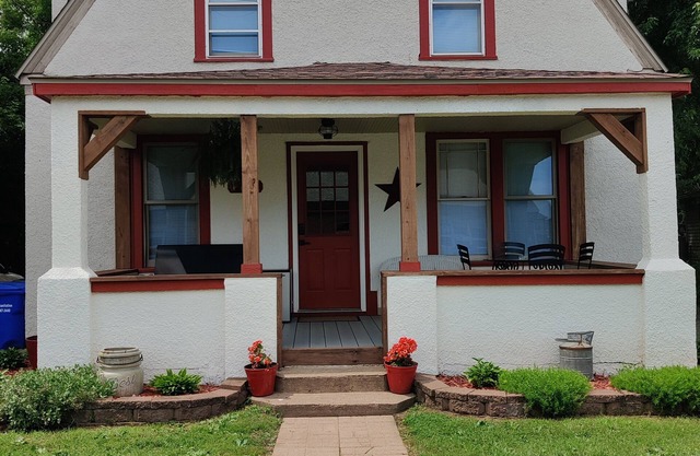 Lower unit of a two-story duplex w/two bedrooms in Somerset with WiFi, AC