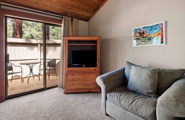 LR029 | Lodge Condo located at the Lodge with private fenced in patio.