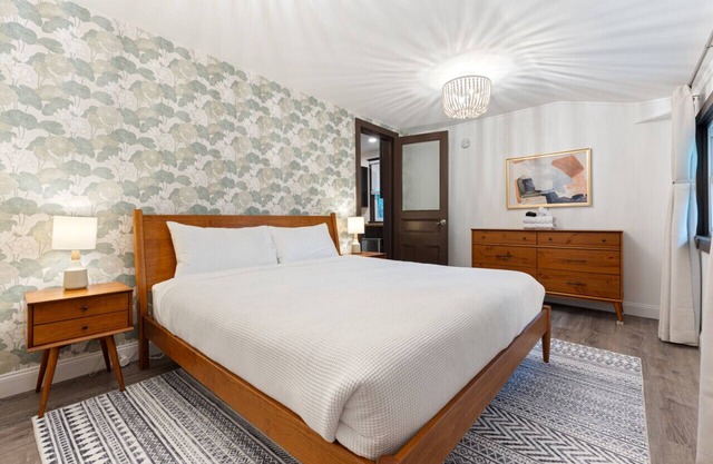 Lrg Flat: Steps to Zoo & Nightlife, Nr Attractions