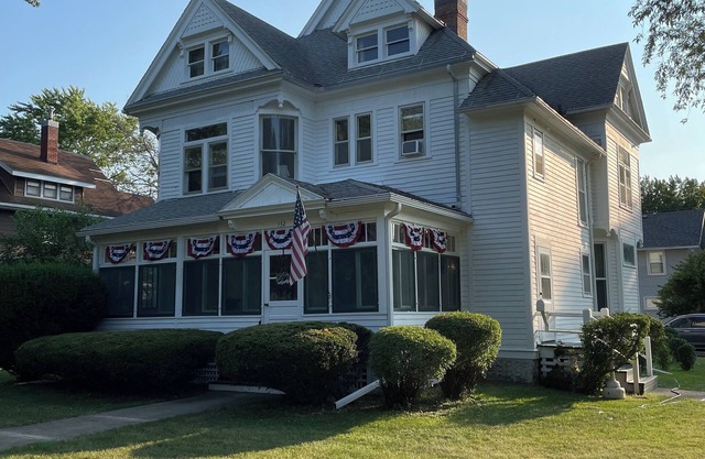 Lrg Pvt upstairs Apt in the heart of SL short walk to lake, parks, and BVU.