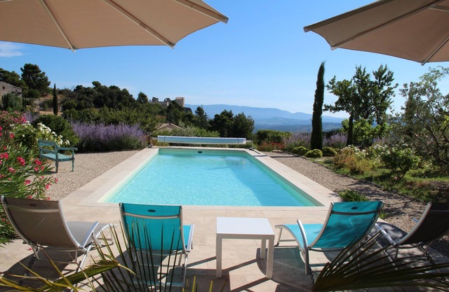 Luberon, Charm, Great Conveniences, Great view over the castle and the valley.