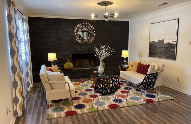 Lucky #9 HOT SPRINGS - 2 bed 2 bath plus Bonus room with Futon AND 3 Smart TVs