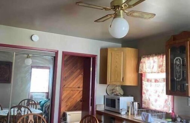 Luisa's Guest Suite, a little penthouse & deck on a 1921 building. Pet friendly.