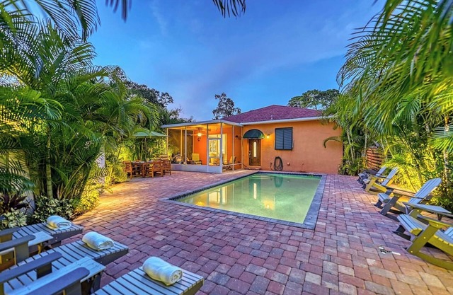 Luna Flores: Sleeps 16, Renovation, 2 Heated Pools