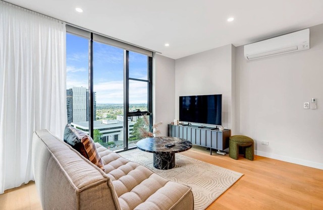 Lux 1 bedroom Executive Apt in Box Hill