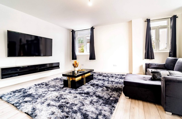 LUX 2BDR Flat By Luton Station/Airport/City Centre - 30min to Kings X St Pancras