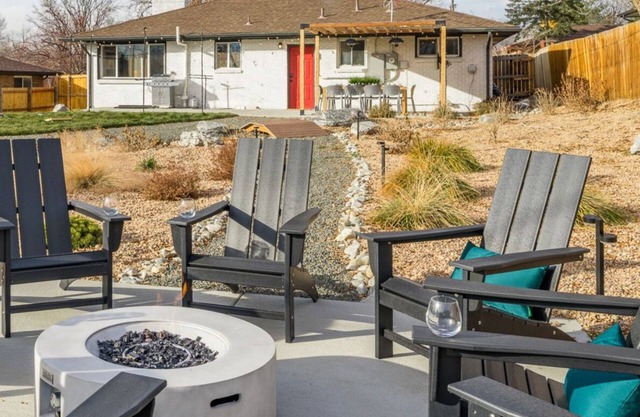 LUX 6BR Retreat/Sleeps 14/Large Backyard/HotTub & FirePit/15 Mins to DEN