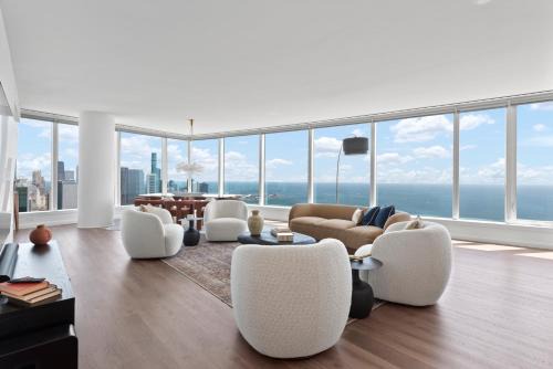 Lux Apts with Lake Views and Top Amenities