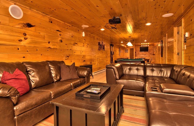 Lux Cabin-5min to SKI SLOPES, BIG game room/Bar, BB Court, HOT TUB, FIRE PIT!