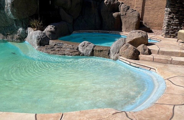 LUX + Exciting Mt VIEWS: Theater, Pvt POOL & Spa, Fireplaces, Fire Pit, Mt Bikes