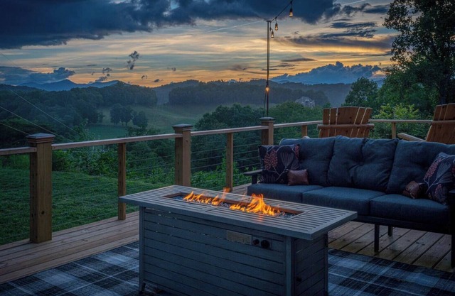 Lux, fam-friendly Mount Home Close to AVL/WVL Yard