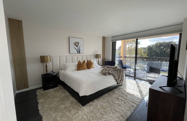 Lux King Bed Suite, Modern Condo Delray Beach. DRClub - 25% Off Summer