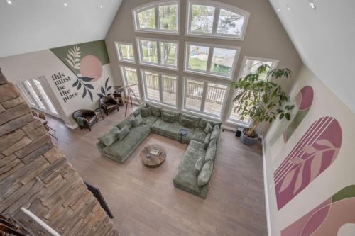 LUX Lakefront Sleeps18 Pickleball HotTub Sauna Gym Arcade Basketball Volleyball