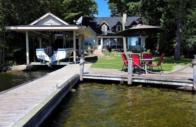 Lux*Waterfront*Bobcaygeon*Weedfree*Boat dock