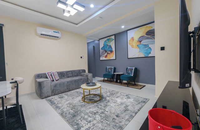 Luxe 1BR Retreat in Ikoyi Pool Fast WiFi Near Beach