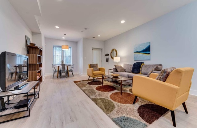 Luxe 2BD/2BA Townhouse in Hip Area - Near Metro