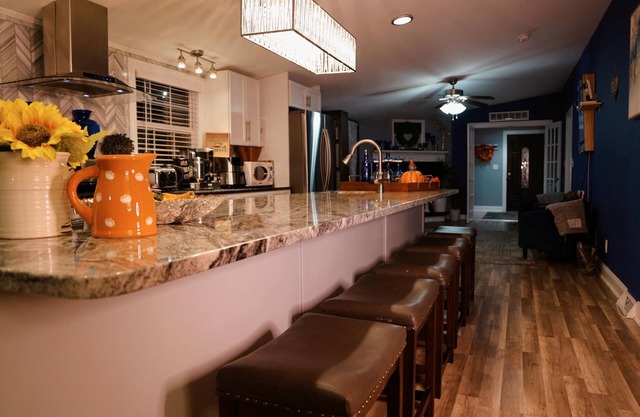 Luxe Entertainers Retreat: Mins to Ski HotTub/Games/Firepit/Sauna & Cinema!