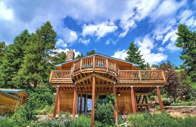 Luxe Getaway | Fireplace | Deck | Mtn Views | Wifi