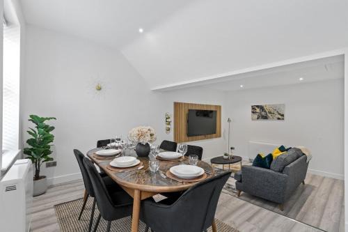 Luxe Haven - 2 min from Station - Free Parking - Courtyard