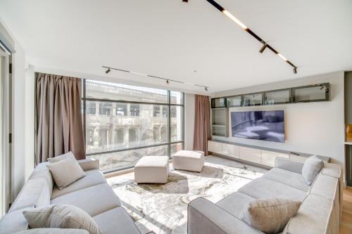 Luxe High-Rise 2 Mi to Dtwn Cleveland WFH Ready!