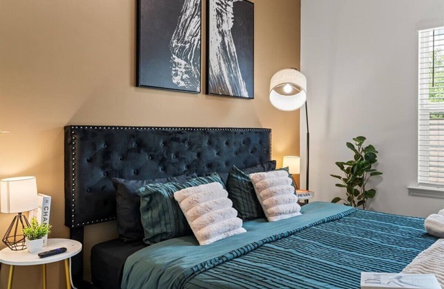 Luxe King 3BR Townhouse Mins Uptown Charlotte!