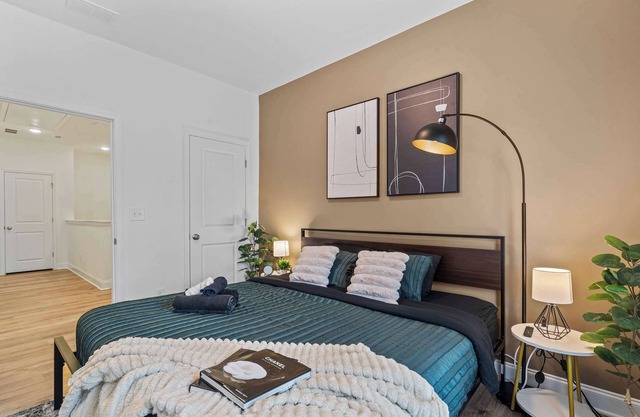 Luxe King 3BR Townhouse—Mins to Uptown Charlotte!