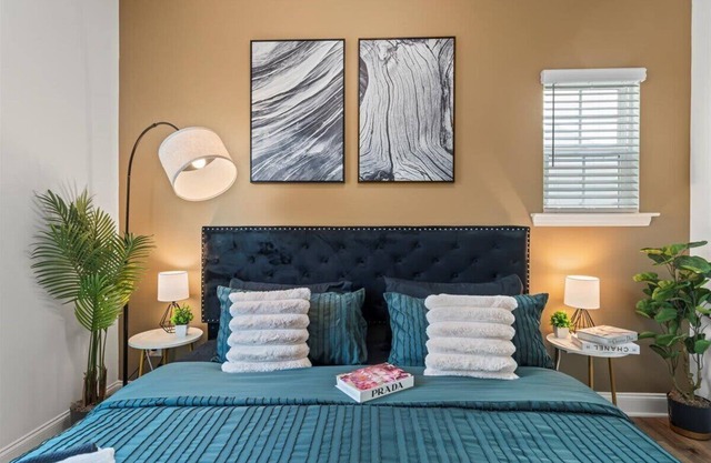Luxe King 3BR Townhouse Mins to Uptown Charlotte!