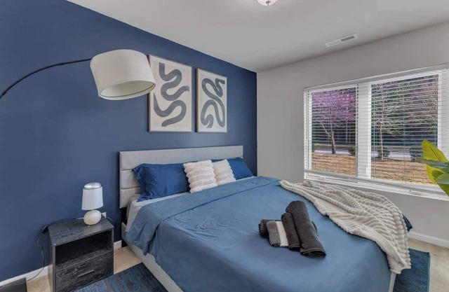 Luxe King 3BR Townhouse—Mins to Downtown!