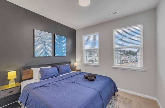 Luxe King 4 BR Townhouse Mins to Dwtn Durham!