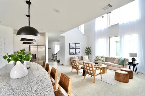 Luxe Living 4-bedroom with fireplace & game room