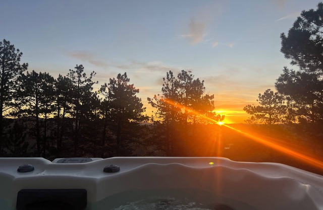 Luxe Log Home+Views+Hot Tub+Fire Pit+Open Air Game Room + Red Rocks
