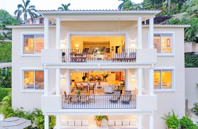 Luxe Oceanfront Condo Overlooking Resort District