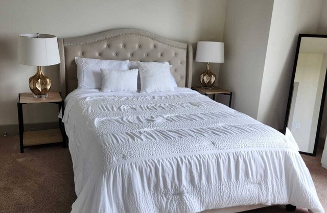 Luxe Reserves - 2 BR 2 BA Getaway close to Tysons Corner Mall