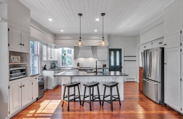 Luxe WATERFRONT Home - Welcome to The Foxtail