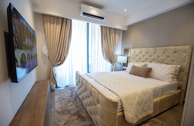 Luxurious 1 bedroom apartment 310 with unlimited WiFi and AC