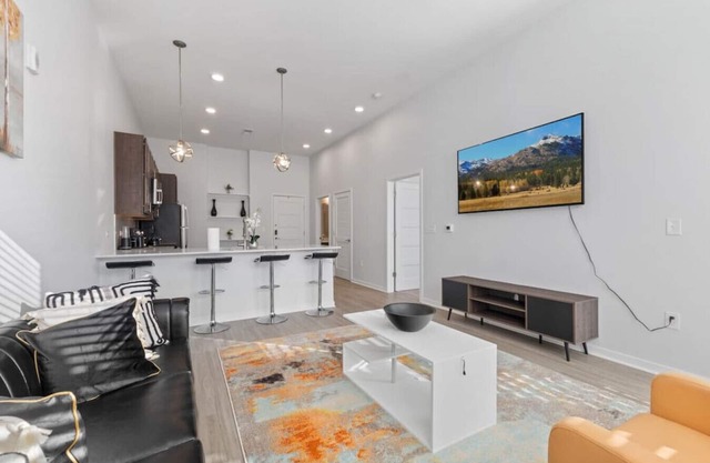 Luxurious 1-Bedroom Fishers