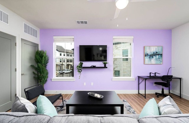 Luxurious 1BR Gem – Steps from the Action