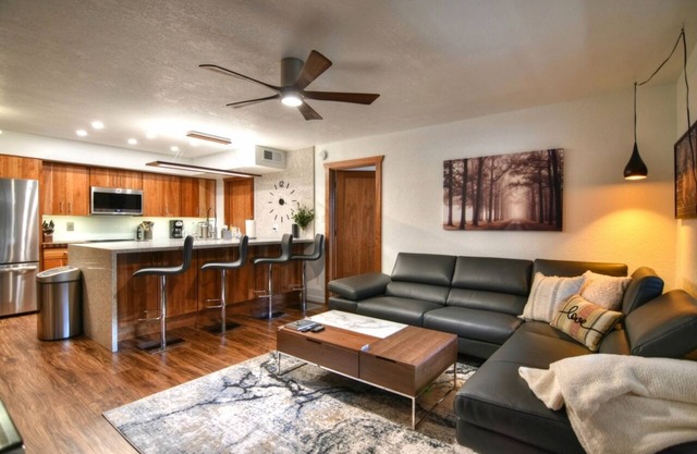 Luxurious 2B/2B Executive Condo Pets Considered, Heated Community Pool & Hot Tub