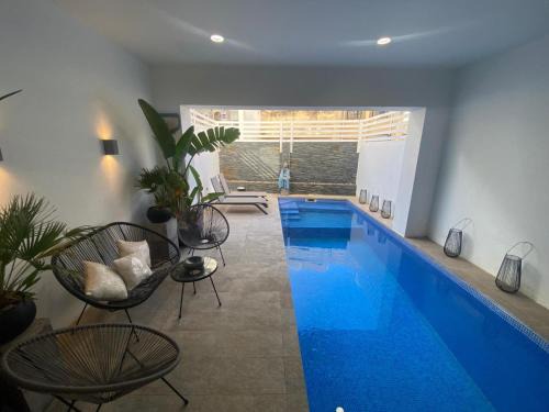 Luxurious 3 Bedroom with POOL