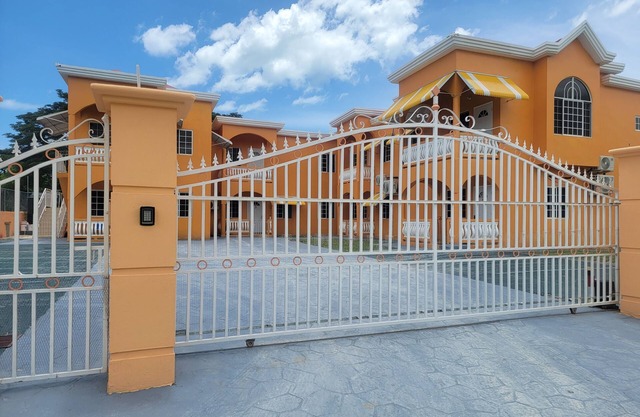 Luxurious 3 beds, 2 bath with all amenities