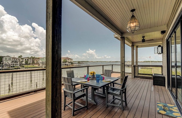 LUXURIOUS 5-bedroom house in beautiful Kemah overlooking the lake with a pool!