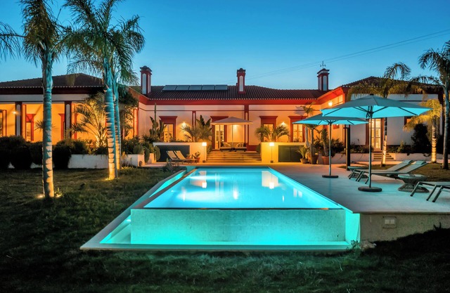 Luxurious 5-bedroom villa with AC, saltwater pool and lush gardens in Tomar