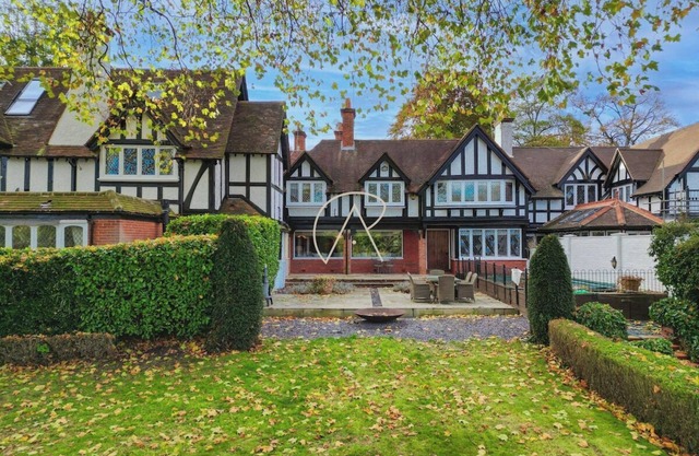 Luxurious 6-Bed Family Home in Bray | Private Pool