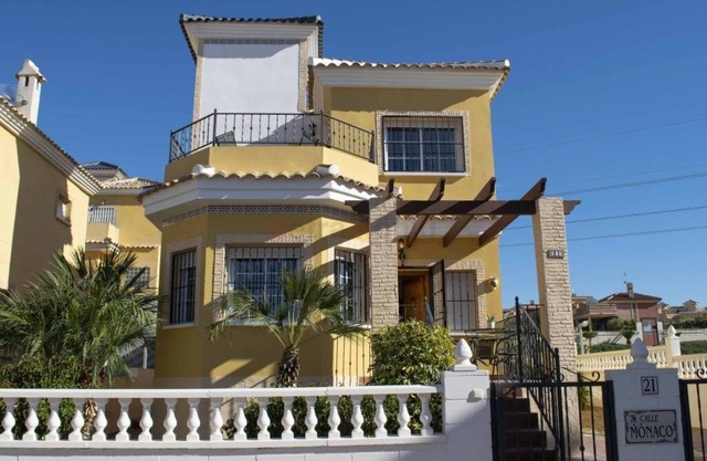 Luxurious 6 person holidayhome quietly in a residential area 12 minutes from sea