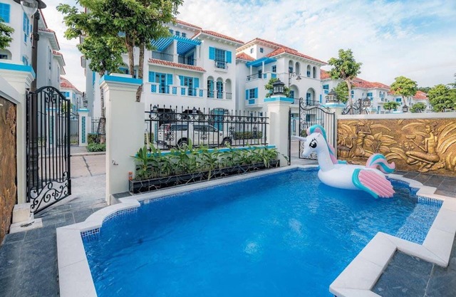 Luxurious 7 Bed Villa w/Private Pool